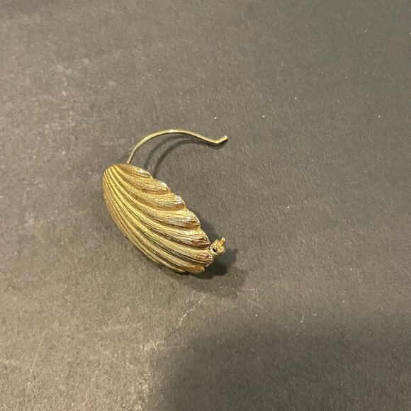 Vintage MCM gold tone Clam shell sea shell cockle french hook pin brooch texture - Picture 7 of 10